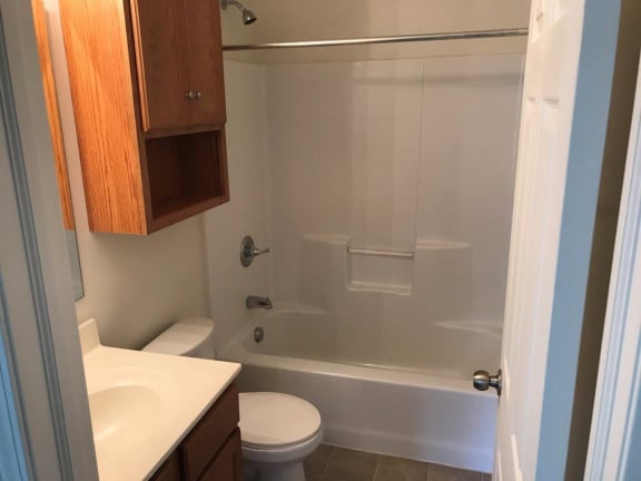 Oval Tub at Shaker Square, Indiana, 46052